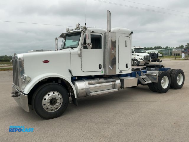 Lot 2-11210 - 2006 Peterbilt 378 Semi Truck