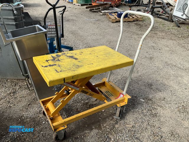 Lot 2-95622 - Mobile hydraulic scissor lift cart, 420 pound capacity