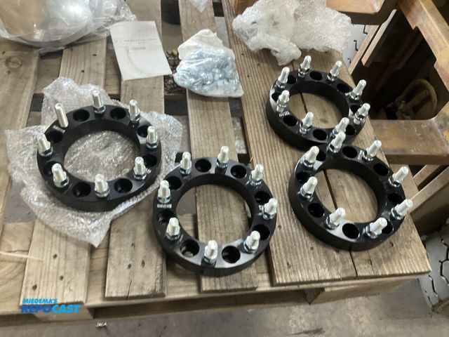 Lot 2-11153 - (4) new/unused Titan 1.5” wheel spacers for Chevy 8-bolt, comes with lugnuts, p/n 150-865-817-1415B