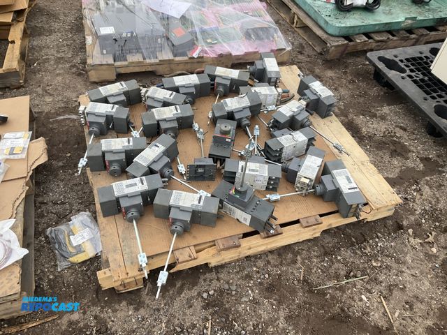 Lot 2-19334 - 22 ABB safe tmax circuit breaker