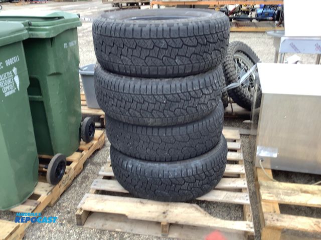 Lot 2-77965 - 4 Hankook dynapro atm Chevrolet bolt EV side wheel opening molding