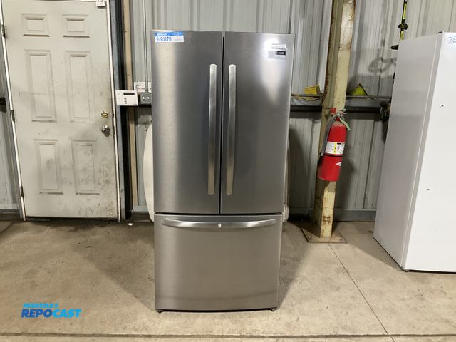 Lot 2-91178 - Scratch & Dent Free Standing Frigidaire  FRFG1723AV05 Refrigerator/Freezer