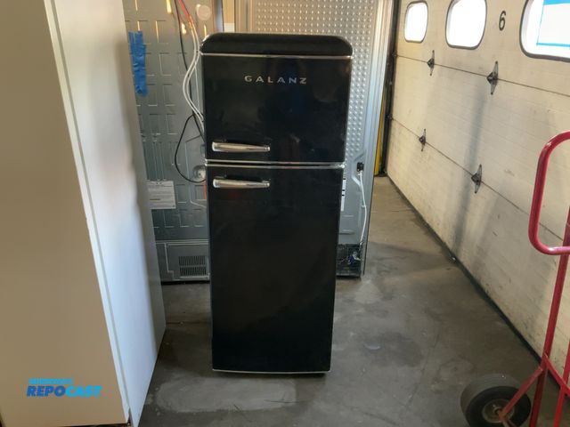 Lot 2-11140 - Free Standing Galanz GLR76TBKER Refrigerator/Freezer