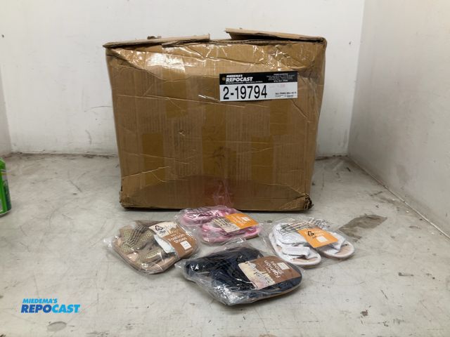 Lot 2-19794 - Approximately 100 New Pairs of Baby Boys/Girl sanded (12-18 months toddler)