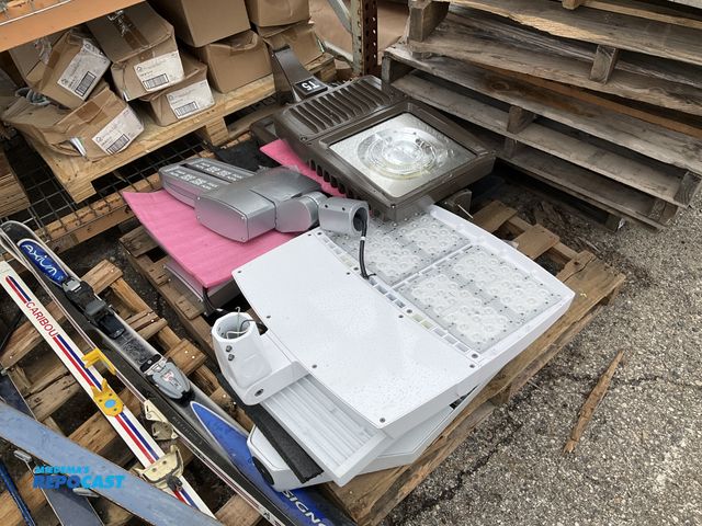 Lot 2-23935 - Lot of a variety of different industrial lighta