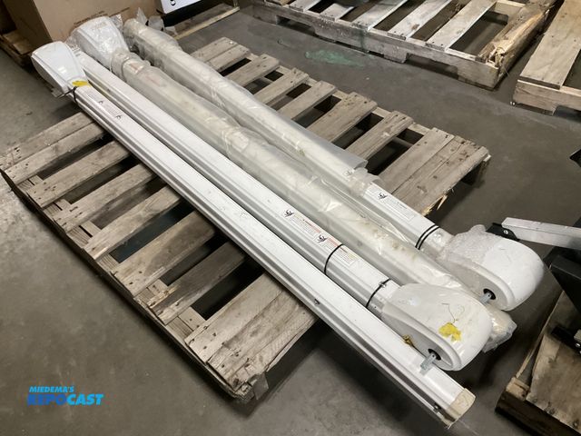 Lot 2-33255 - Lot of (4) atwood/dometic white rv extension awning arms