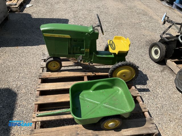 Lot 2-99323 - John Deere Ert/Co. D-65 Pedal Tractor w/ Wagon