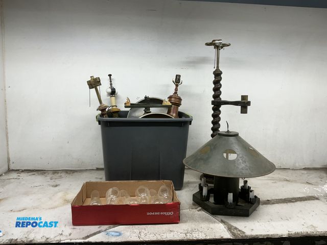 Lot 2-94735 - Lot of various vintage lamps and other parts (some need work)