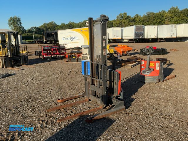Lot 2-40679 - Toyota 8BWS10 Electric Walkie Straddle Stacker