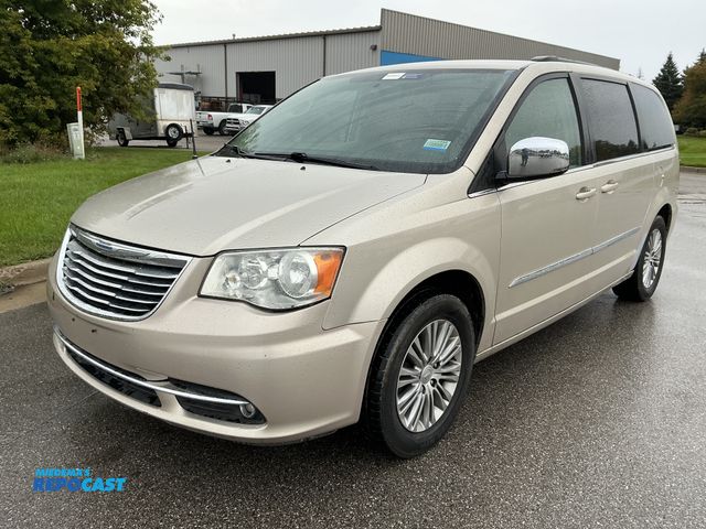 Lot 2-67795 - 2013 Chrysler Town &amp; Country Touring-L Minivan FWD