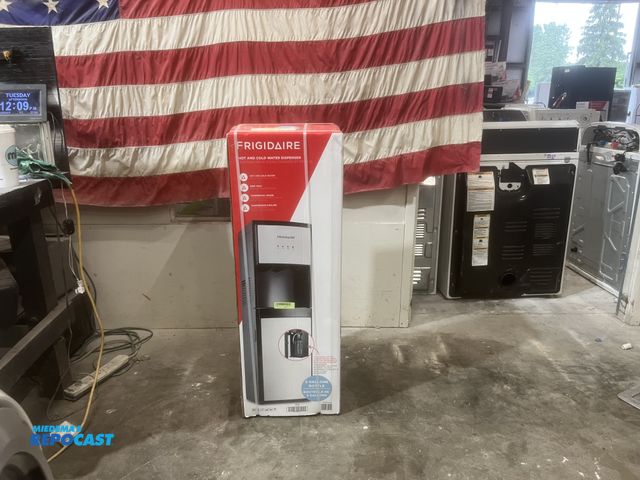 Lot 2-59000 - Scratch & Dent Frigidaire hot and cold water dispenser water dispenser  Frigidaire hot and cold wate...