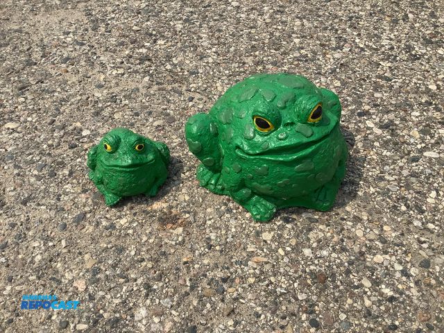 Lot 2-18454 - mamma &amp; baby frogs - concrete yard art