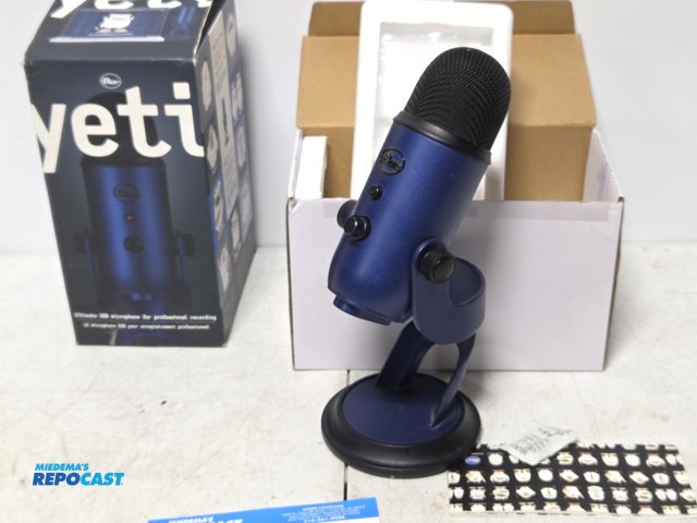 Lot 2-93569 - YETI Blue USB Microphone USB mic with box and instructions, working.