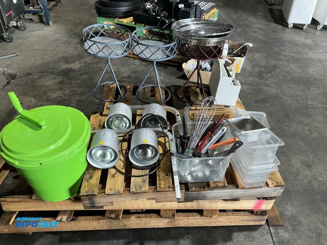 Lot 2-55181 - Other A lot of assorted restaurant equipment includes(2) Avantco two bulb, warming lights (1) winco ...