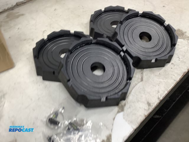 Lot 2-92303 - lot of (4) RV leveling PCDS