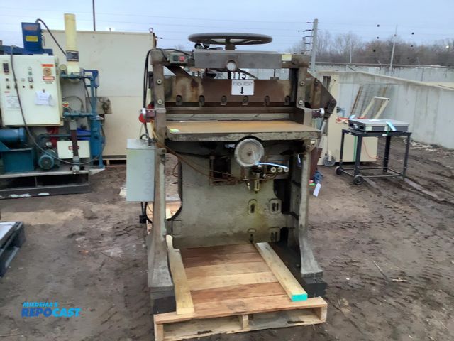 Lot 2-92223 - Challenge  305 HA Paper Cutter