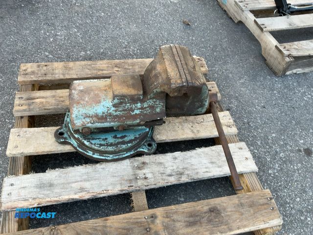 Lot 2-95002 - Miscellaneous 40lb Bench Vise
