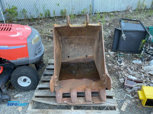 Lot 2-18852 - excavator bucket off Komatsu P.C. 60 26" wide x 36 good shape