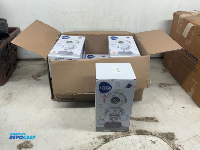 Lot 2-14966 - 6 New Astronaut bubble machines