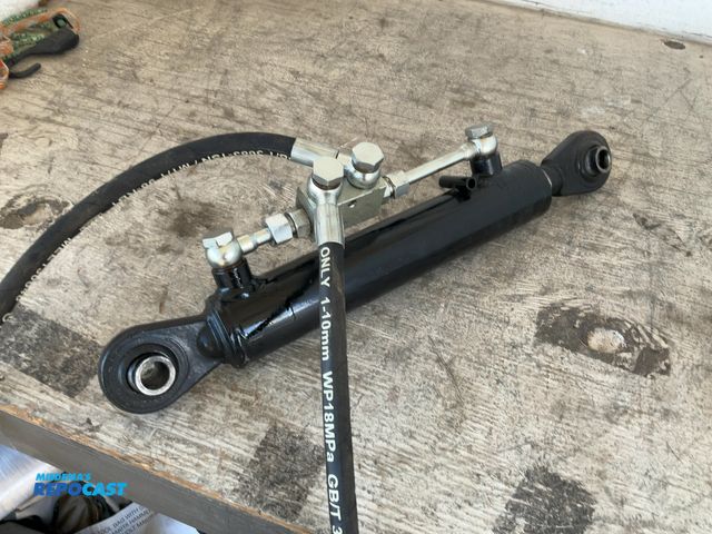 Lot 2-99051 - hydraulic top-link (category 1: 18" - 26"), has 2 1-10mm WP18MPa GB/T 3683-1SN / MT/T 98-RB1 MA MEE1...