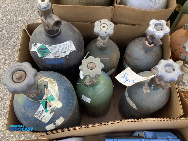 Lot 2-33650 - Lot of (6) oxygen tanks in various sizes