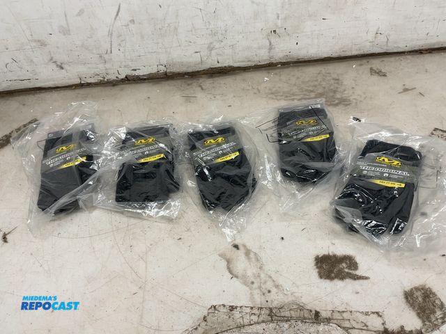 Lot 2-24399 - (5) pairs of Large multi purpose gloves, can be used for mechanics
