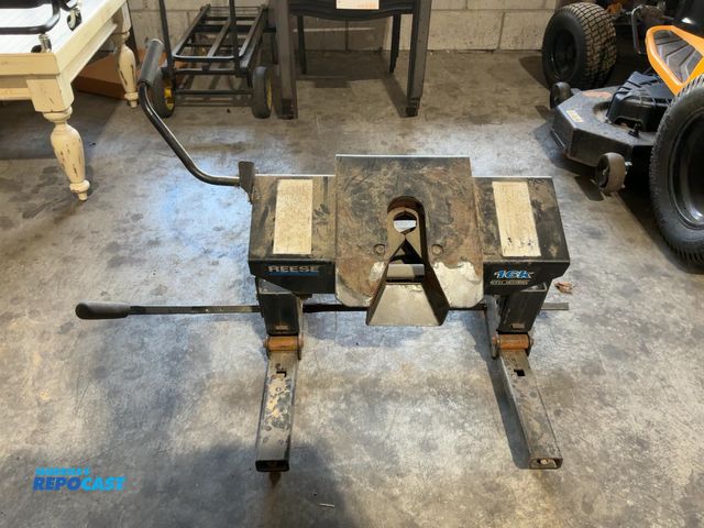Lot 2-53609 - Reese 16k 5th Wheel Hitch(DOBSON)