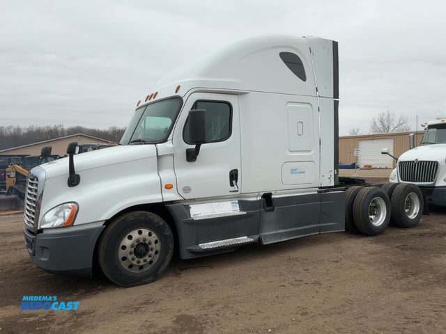 Lot 2-11587 - 2016 Freightliner Cascadia Evolution Semi Truck