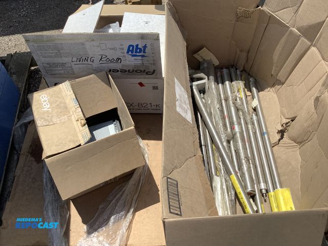 Lot 2-96043 - Skid lot lens including industrial, pneumatic cylinders, Delphi Delco electronic system radio receiv...