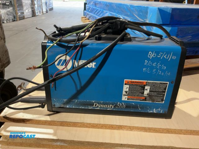 Lot 2-22608 - Miller Dynasty 200 portable AC/DC TIG and Stick inverter welder