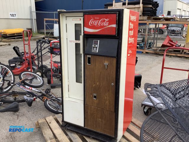 Lot 2-35273 - Vintage cavalier coca-cola vending machine USS-8-64 6amps