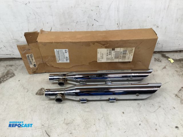 Lot 2-35929 - Pair of Screaming Eagle II 80447-03 Mufflers (2003 HARLEY DAVIDSON SOFTAIL CLASSIC ONLY ON BIKE FPOR...