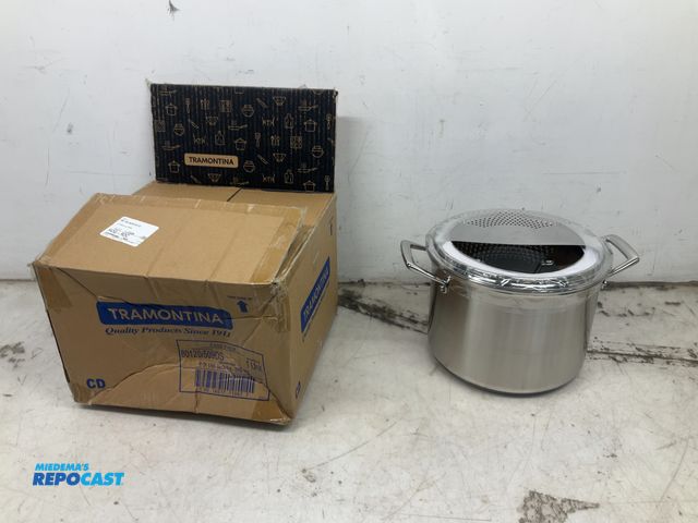 Lot 2-19940 - New Tramontina 8 quart stock pot