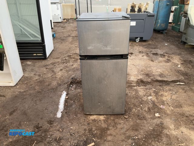 Lot 2-92240 - Electric Free Standing Insignia NS-CF43SS9 Refrigerator/Freezer