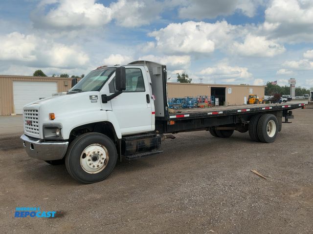Lot 2-21439 - 2004 GMC C7500 24' Flatbed Truck