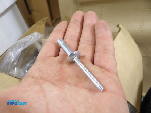 Lot 2-53972 - lot of 2,500 rivets, 2 1/2" long