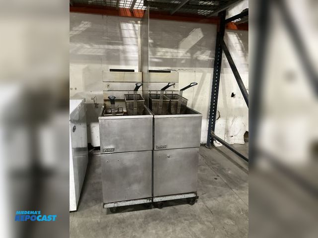 Lot 2-55012 - Stainless Steel Deep Fryer Lot of (2) Pitco model 35C+ natural gas commercial deep fryers. 90,000 BT...