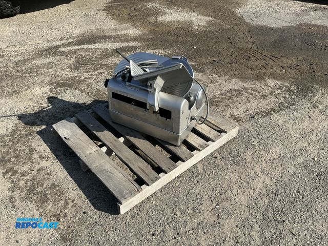 Lot 2-76956 - Hobart model 1712 meat slicer. Slicer operates in manual and/or automatic mode