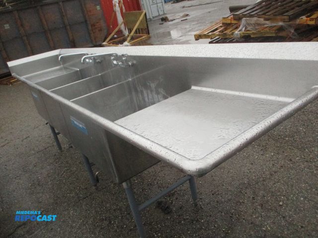 Lot 2-74804 - Stainless Steel 3-compartemnt sink w/ faucets - 11' 6" long