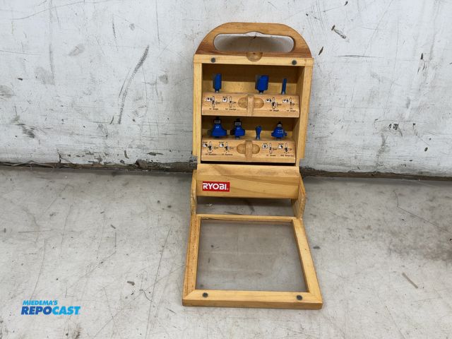 Repocast.com - Lot 2-71521 - Ryobi Wooden case Router Bit Set