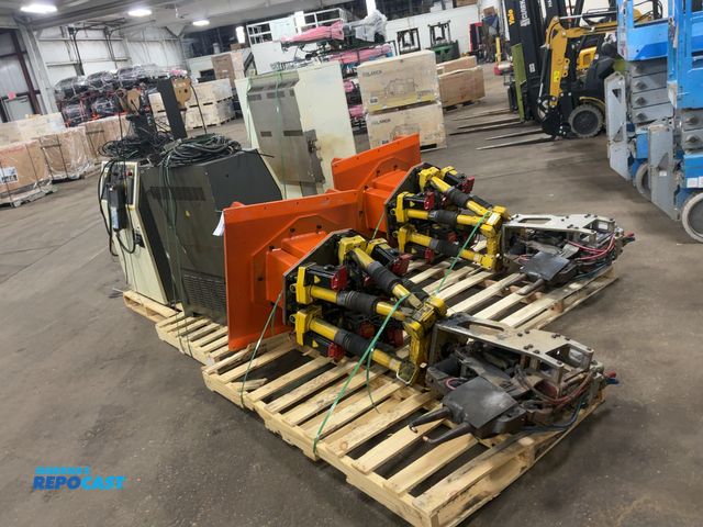 Lot 2-33005 - Lot of (2) 2014 Fanuc F-200iB Robots with Centerline/RoMan Spot Welder Heads, Comes with (2) Fanuc R...