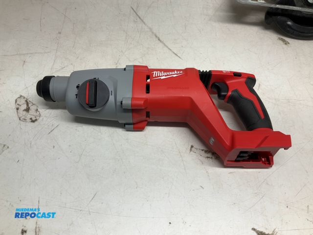 Lot 2-19502 - Milwaukee M18 18V lithium-ion brushless cordless 1" SDS-plus D-handle rotary hammer