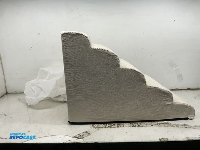 Lot 2-64080 - Dog Step Soft Cushion