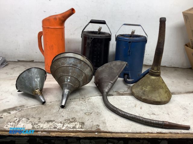 Lot 2-62954 - 3 large oil cans and 4 funnels