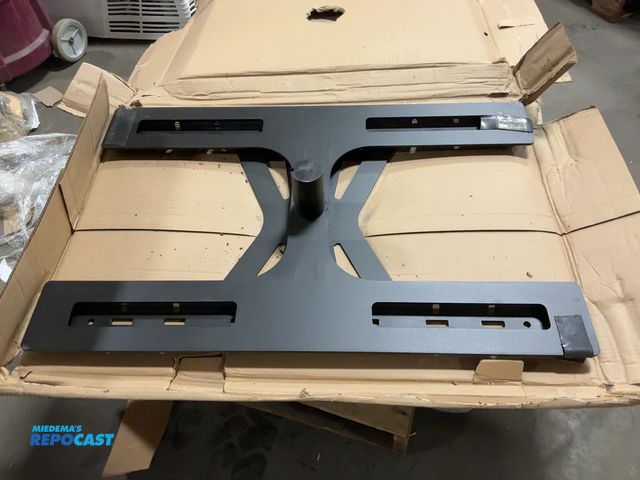 Lot 2-19907 - Curt Gooseneck 5th Wheel Hitch