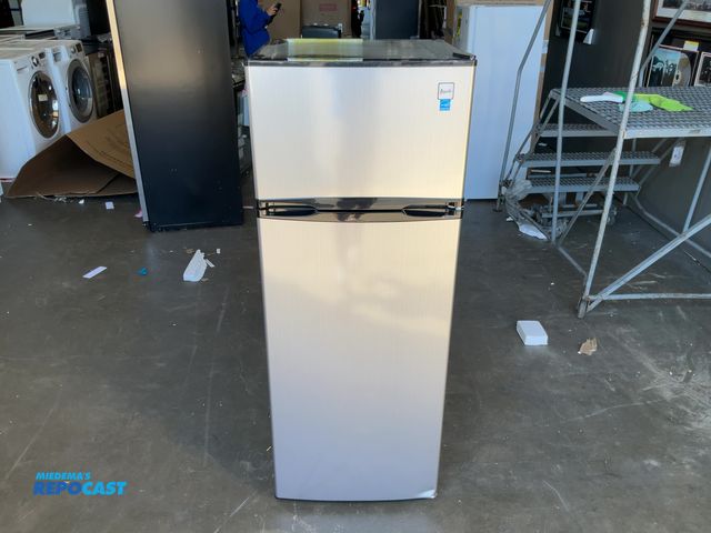 Lot 2-27770 - Scratch & Dent Avanti AVRPD7330BS Refrigerator/Freezer