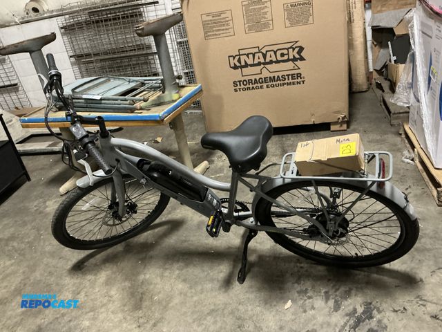 Lot 2-74969 - Ascend cabrillo 6061 aluminum fabrication electric cruiser bike-grey (with charger and key)