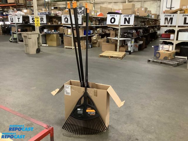 Lot 2-19433 - Lot of (5) Fiskars #396560 Heavy Duty Plastic Leaf Rakes with Aluminum Handles