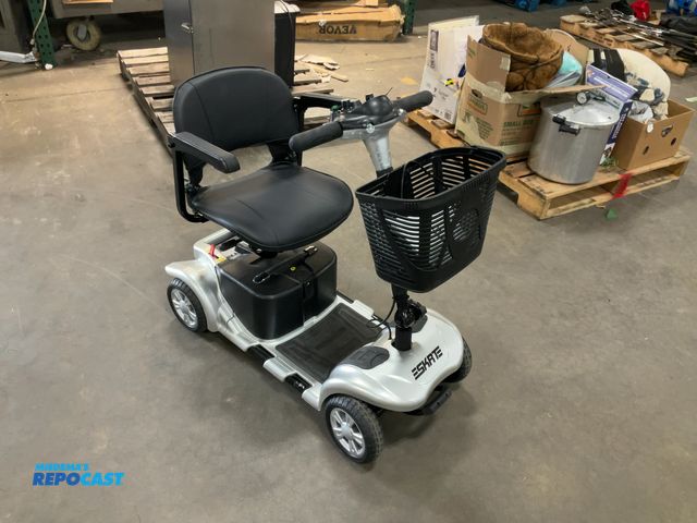 Lot 2-27952 - SKRT R100-1 Motorized Scooter with Charging Cord