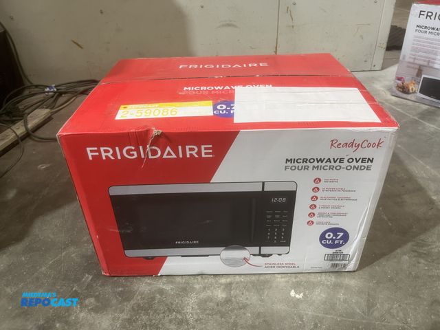Lot 2-59086 - New Scratch & Dent Frigidaire Readycook Microwave Oven 700 watts. 10 power levels. electronic touchp...